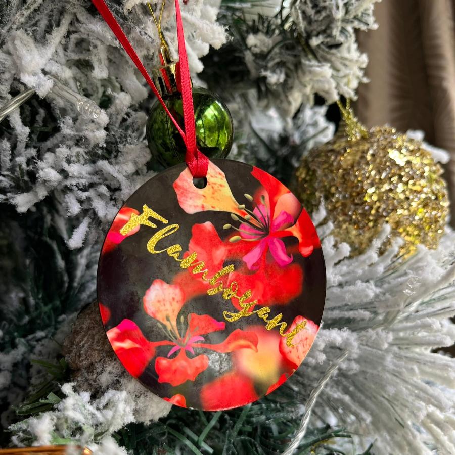 Décorations ronde en bois face avant brillante cafrine avec flamboyants de La Réunion