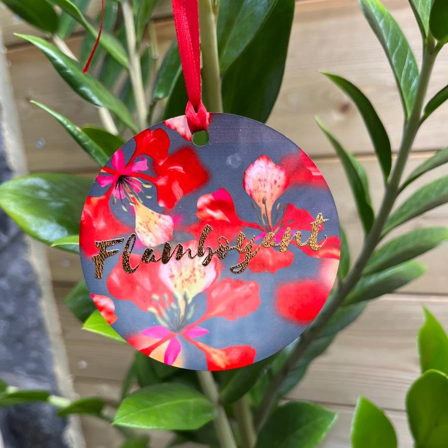 Décorations ronde en bois face avant brillante avec flamboyants de La Réunion sur fond vert