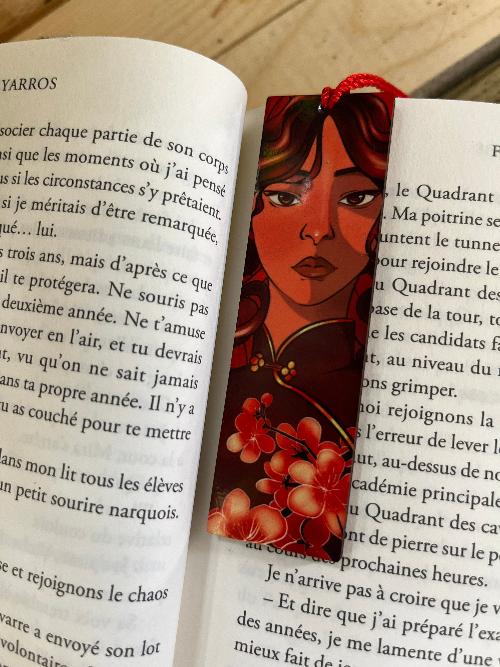 Marques pages en bois 90x30cm recto verso inspiration asiatique : poignard de geisha, fleurs de cerisiers, sakura, dragon de lune, hanfu, rouge, doré